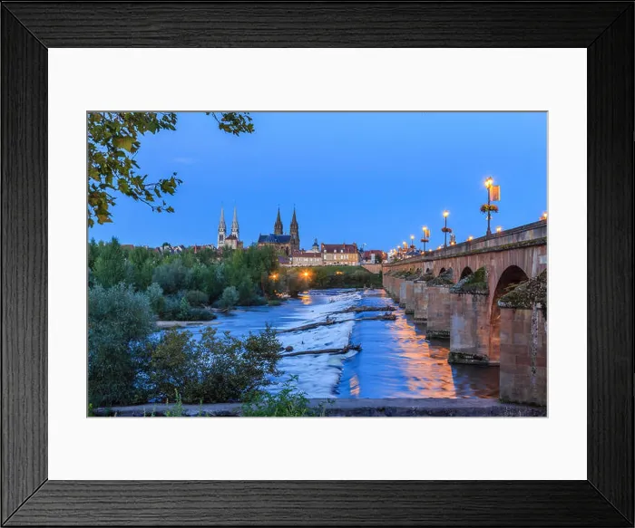 Framed Print : France, Allier (03), Moulins, la ville le soir vu depuis la rive gauche de l'Allier et le pont Régemortes  /  /  France