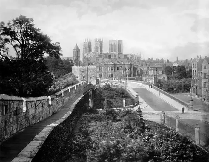 Framed Print : 1900 ca, YORK, ENGLAND, GREAT BRITAIN : View of YORK and his Munster from CITY WALLS Framed Print : 1900 ca, YORK, ENGLAND, GREAT BRITAIN : View of YORK and his Munster from CITY WALLS