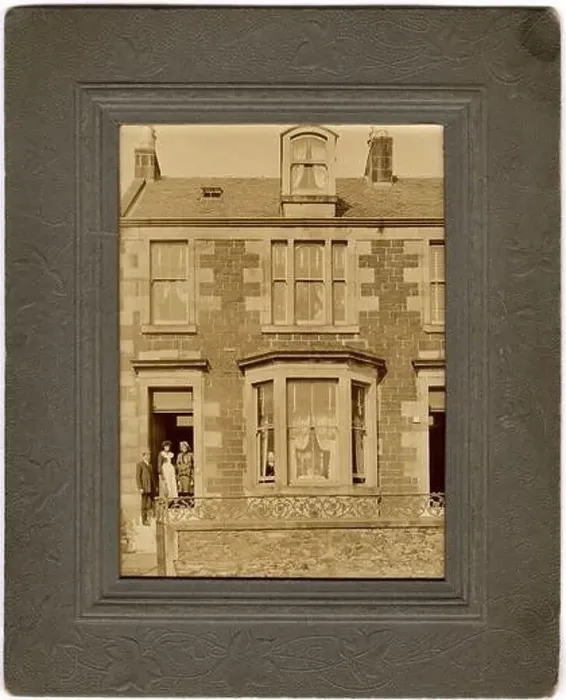Framed Print : 1904, GREAT BRITAIN : City house under with howner family at door ( at others at each windows ) Framed Print : 1904, GREAT BRITAIN : City house under with howner family at door ( at others at each windows )