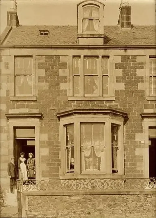 Framed Print : 1904, GREAT BRITAIN : City house under with howner family at door ( at others at each windows ) Framed Print : 1904, GREAT BRITAIN : City house under with howner family at door ( at others at each windows )