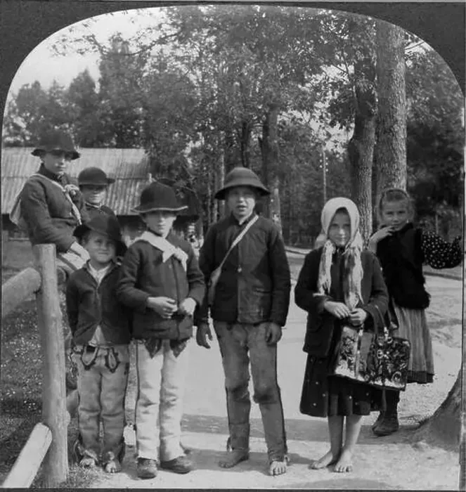 Framed Print : 1918 ca, Zakopane, Galicia, POLAND : The Children of school in the village of ZAKOPANE Framed Print : 1918 ca, Zakopane, Galicia, POLAND : The Children of school in the village of ZAKOPANE