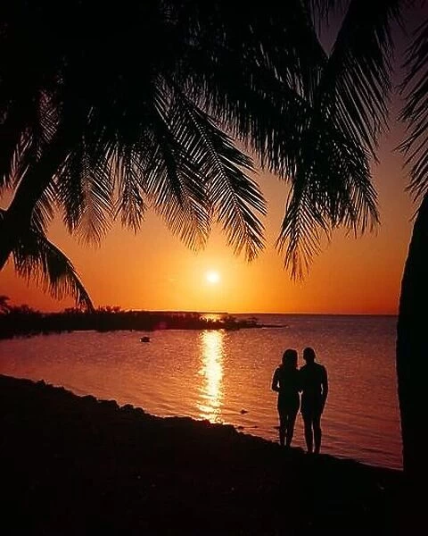 1960s ANONYMOUS SILHOUETTED COUPLE MAN AND WOMAN TOGETHER ON VACATION ON TROPICAL BEACH LOOKING AT SUNSET - kl2792 SHE002 HARS FEMALES MARRIED SPOUSE