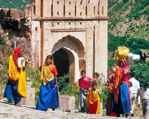 1970s WOMEN WEARING NATIVE DRESS AT THE AMBER SHRINE TOURIST DESTINATION IN RAJASTHAN INDIA - kr20016 LAN001 HARS LADIES PERSONS FORT COLORFUL SHRINE