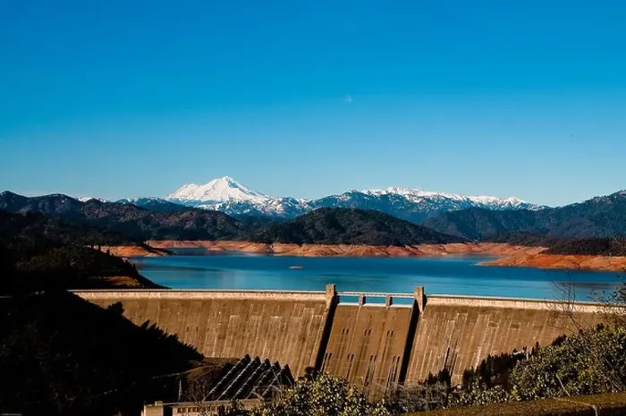 Framed Print : The 3 Shastas, dam, lake and mountain Framed Print : The 3 Shastas, dam, lake and mountain