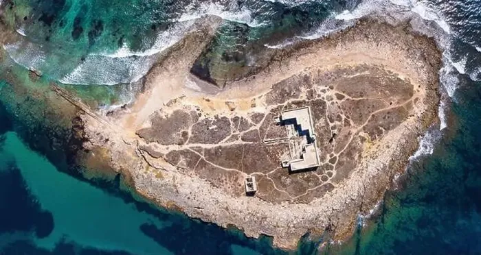 Framed Print : Aerial drone. The island and beach of Isola delle Correnti with an old lighthouse Framed Print : Aerial drone. The island and beach of Isola delle Correnti with an old lighthouse