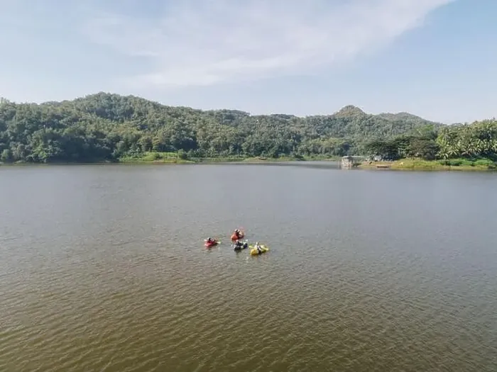 Framed Print : Aerial drone view of people riding kayak boat, paddling in the Sermo lake, Yogyakarta, Indonesia Framed Print : Aerial drone view of people riding kayak boat, paddling in the Sermo lake, Yogyakarta, Indonesia