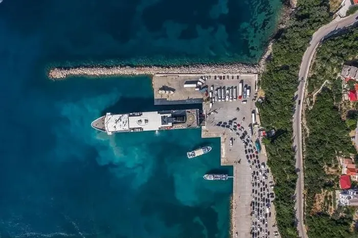 Framed Print : Aerial overhead drone shot of cars embarking on big cruise ship at Poros town harbour of Kefalonia Island