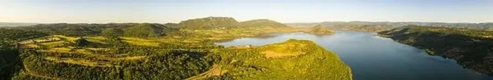 Framed Print : Aerial panorama of Lac du Salagou in the early morning in summer in Hérault in Occitanie, France Framed Print : Aerial panorama of Lac du Salagou in the early morning in summer in Hérault in Occitanie, France