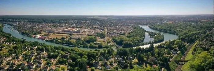 Framed Print : aerial and panoramic view on the cities of Thomery, champagne sur Seine and Saint Mammes in Seine et Marne in France Framed Print : aerial and panoramic view on the cities of Thomery, champagne sur Seine and Saint Mammes in Seine et Marne in France