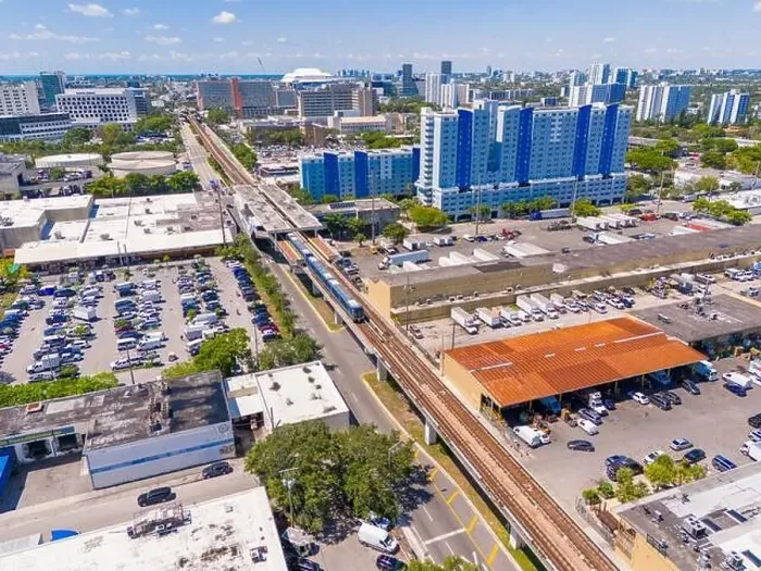 Framed Print : Aerial photo Miami Metrorail. Drone pov of a bisy city landscape Framed Print : Aerial photo Miami Metrorail. Drone pov of a bisy city landscape