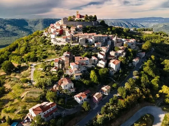 Framed Print : Aerial view of the ancient city of Motovun in summer Framed Print : Aerial view of the ancient city of Motovun in summer