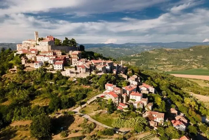 Framed Print : Aerial view of the ancient city of Motovun in summer Framed Print : Aerial view of the ancient city of Motovun in summer