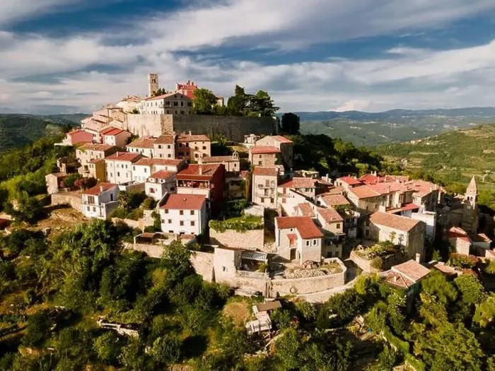 Framed Print : Aerial view of the ancient city of Motovun in summer Framed Print : Aerial view of the ancient city of Motovun in summer