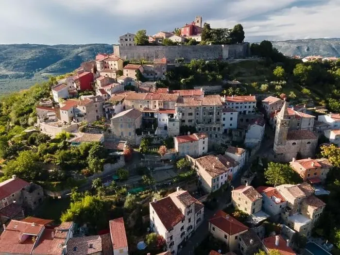 Framed Print : Aerial view of the ancient city of Motovun in summer Framed Print : Aerial view of the ancient city of Motovun in summer