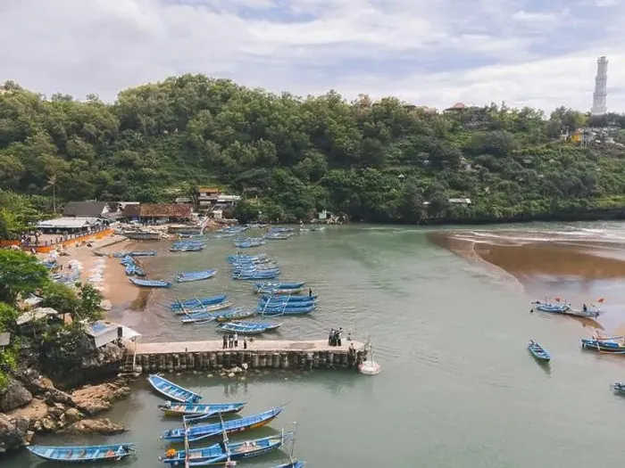 Framed Print : Aerial view of Baron beach in Yogyakarta, Indonesia with lighthouse and traditional boats Framed Print : Aerial view of Baron beach in Yogyakarta, Indonesia with lighthouse and traditional boats