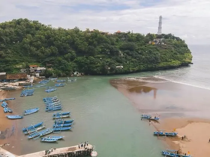 Framed Print : Aerial view of Baron beach in Yogyakarta, Indonesia with lighthouse and traditional boats Framed Print : Aerial view of Baron beach in Yogyakarta, Indonesia with lighthouse and traditional boats