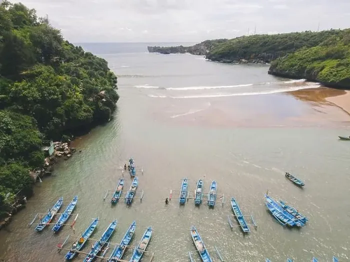 Framed Print : Aerial view of Baron beach in Yogyakarta, Indonesia with lighthouse and traditional boats Framed Print : Aerial view of Baron beach in Yogyakarta, Indonesia with lighthouse and traditional boats
