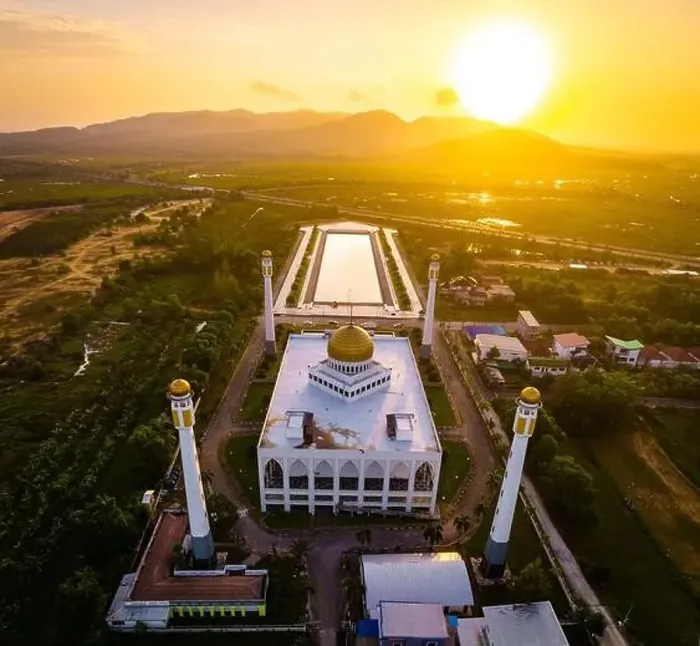 Framed Print : Aerial view of Central Mosque in Songkhla, Thailand Framed Print : Aerial view of Central Mosque in Songkhla, Thailand