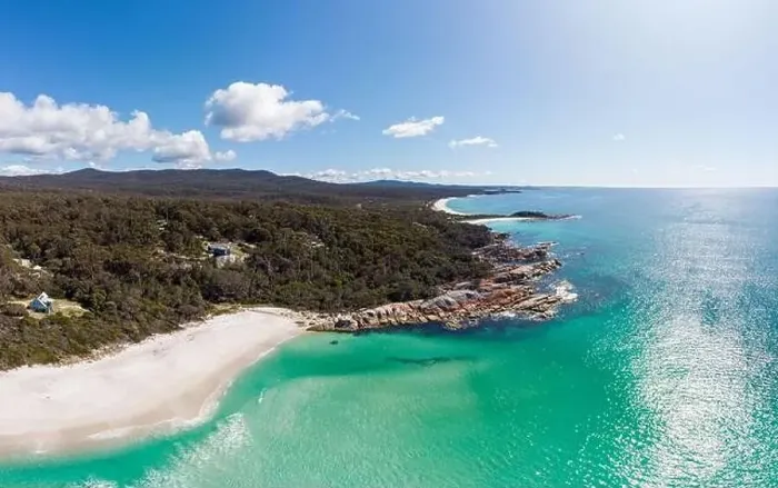 Framed Print : An aerial view of the iconic lichen covered rocks and turqoise ocean water in the Bay of Fires near Binalong Bay