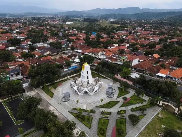 Framed Print : Aerial view of Majalengka Monument on the park in west java. Majalengka, Indonesia, April 22, 2021 Framed Print : Aerial view of Majalengka Monument on the park in west java. Majalengka, Indonesia, April 22, 2021