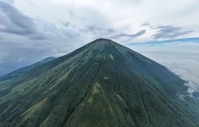 Framed Print : Aerial view of Mount Sindoro in Indonesia with noise cloud Framed Print : Aerial view of Mount Sindoro in Indonesia with noise cloud