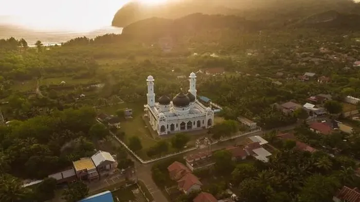 Framed Print : Aerial view of Rahmatullah Lampuuk Mosque, Aceh, Indonesia Framed Print : Aerial view of Rahmatullah Lampuuk Mosque, Aceh, Indonesia