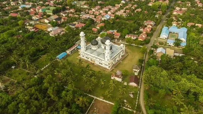 Framed Print : Aerial view of Rahmatullah Lampuuk Mosque, Aceh, Indonesia Framed Print : Aerial view of Rahmatullah Lampuuk Mosque, Aceh, Indonesia
