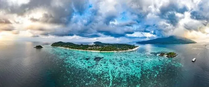 Framed Print : Aerial view of Sunrise beach with long tail boats in Koh Lipe, Satun, Thailand Framed Print : Aerial view of Sunrise beach with long tail boats in Koh Lipe, Satun, Thailand