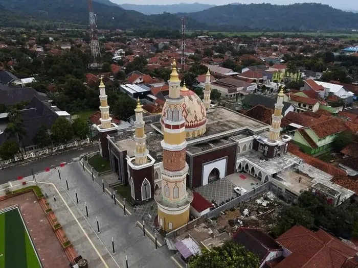 Framed Print : Agung Al-imam Mosque panorama view Largest Mosque in Majalengka Framed Print : Agung Al-imam Mosque panorama view Largest Mosque in Majalengka