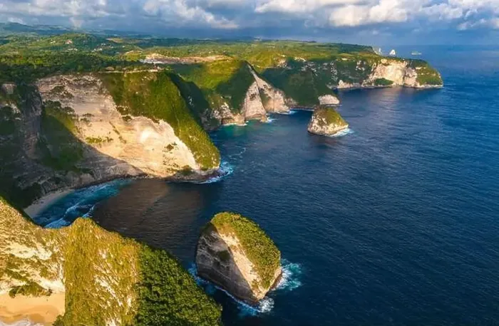 Framed Print : Airview of Kelingking Beach on Nusa Penida Island, Indonesia