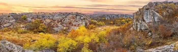 Framed Print : Aktovsky Canyon in Ukraine surrounded large stone boulders Framed Print : Aktovsky Canyon in Ukraine surrounded large stone boulders