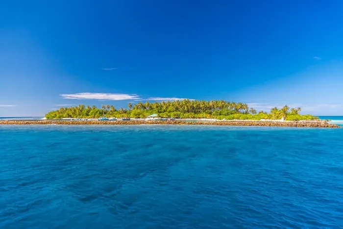 Framed Print : Amazing tropical beach in Maldives with few palm trees and blue lagoon