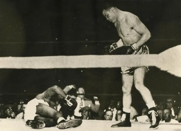 Framed Print : American professional boxer Joe Louis and Chilean Arturo Godoy during a match, New York 1940 Framed Print : American professional boxer Joe Louis and Chilean Arturo Godoy during a match, New York 1940