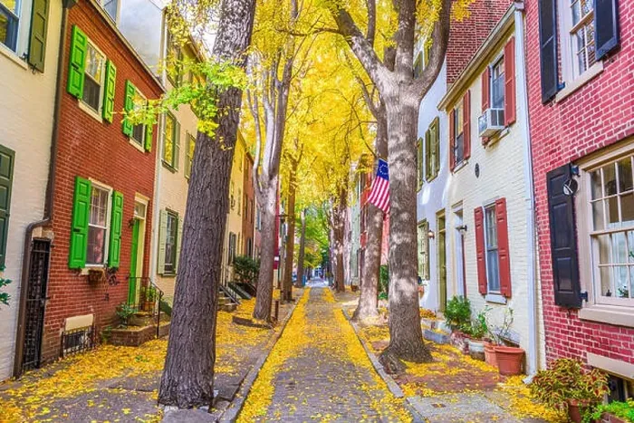 Framed Print : Autumn alleyway in Philadelphia, Pennsylvania, USA Framed Print : Autumn alleyway in Philadelphia, Pennsylvania, USA