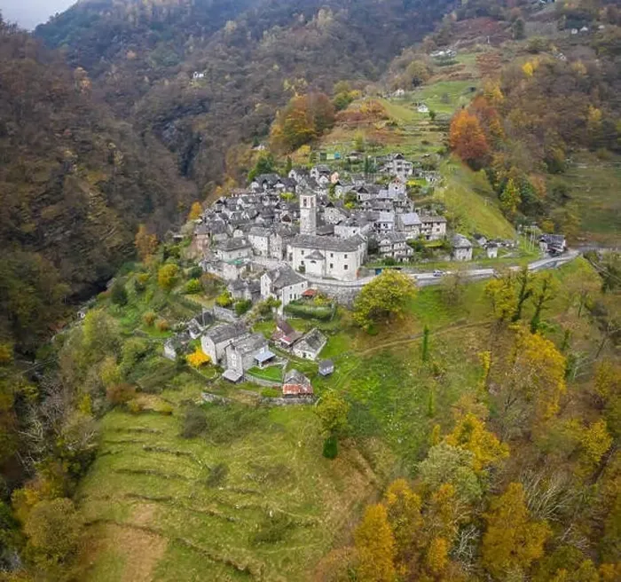 Framed Print : Autumnal view of the town of Corippo Framed Print : Autumnal view of the town of Corippo