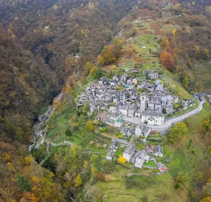 Framed Print : Autumnal view of the town of Corippo