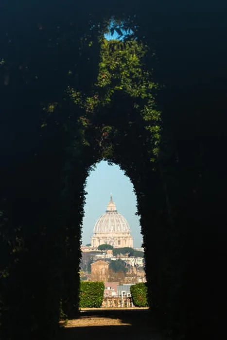 Framed Print : The Aventine Keyhole. Views of St Peter's Cathedral seen through peephole of door of the Priory of the Knights of Malta