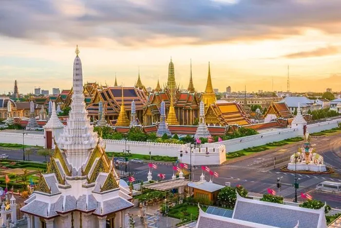 Framed Print : Bangkok, Thailand at the Temple of the Emerald Buddha and Grand Palace at dusk Framed Print : Bangkok, Thailand at the Temple of the Emerald Buddha and Grand Palace at dusk