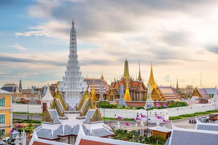 Framed Print : Bangkok, Thailand at the Temple of the Emerald Buddha and Grand Palace at dusk Framed Print : Bangkok, Thailand at the Temple of the Emerald Buddha and Grand Palace at dusk