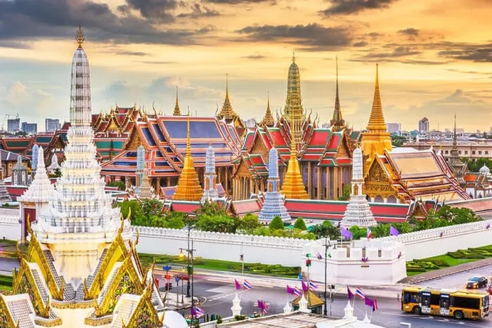 Framed Print : Bangkok, Thailand at the Temple of the Emerald Buddha and Grand Palace at dusk Framed Print : Bangkok, Thailand at the Temple of the Emerald Buddha and Grand Palace at dusk