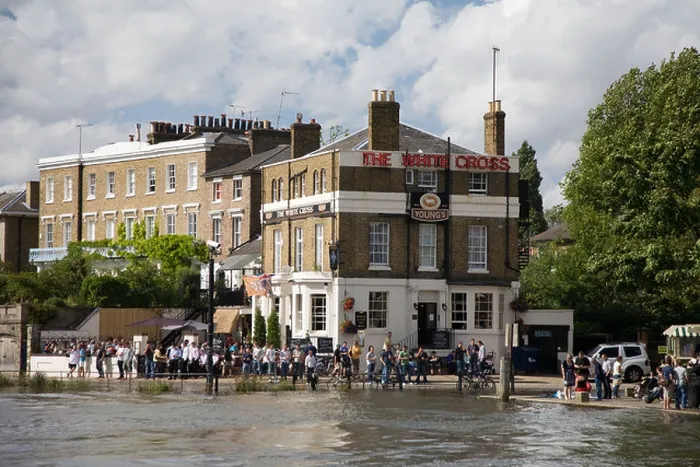 Framed Print : Banks of the River Thames flooding at the White Cross pub, Richmond Framed Print : Banks of the River Thames flooding at the White Cross pub, Richmond