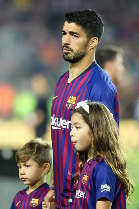 Framed Print : Barcelona, 20th May: Luis Suarez of FC Barcelona with their children Benja and Delfina Framed Print : Barcelona, 20th May: Luis Suarez of FC Barcelona with their children Benja and Delfina