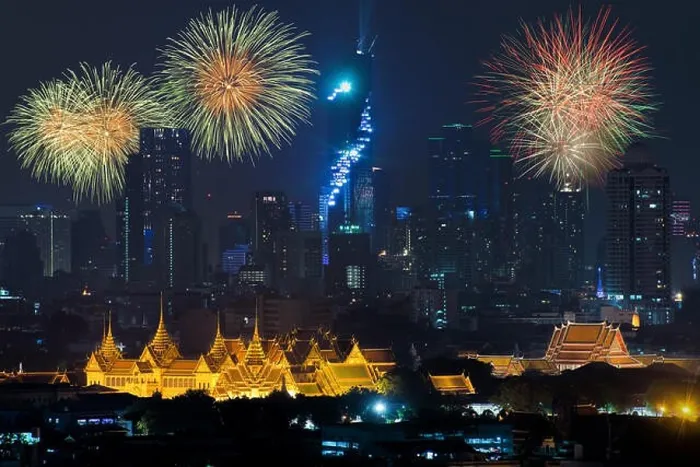 Framed Print : Beautiful fireworks celebrating new year with grand palace and Bangkok city in background at Bangkok, Thailand Framed Print : Beautiful fireworks celebrating new year with grand palace and Bangkok city in background at Bangkok, Thailand