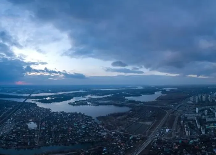 Framed Print : Beautiful panoramic aerial view of the Dnieper River and the North Bridge or Moscow Bridge from the left bank Framed Print : Beautiful panoramic aerial view of the Dnieper River and the North Bridge or Moscow Bridge from the left bank