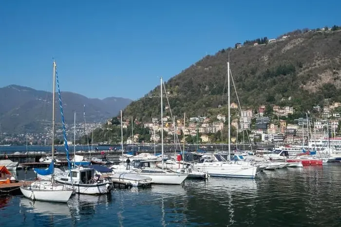Framed Print : Beautiful view with port in Como - Como lake in Italy Framed Print : Beautiful view with port in Como - Como lake in Italy
