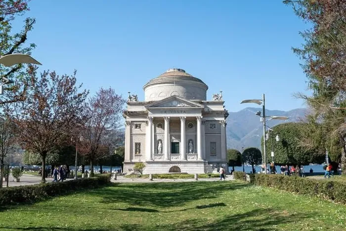 Framed Print : Beautiful view with Volta Temple in Como - Como lake in Italy Framed Print : Beautiful view with Volta Temple in Como - Como lake in Italy