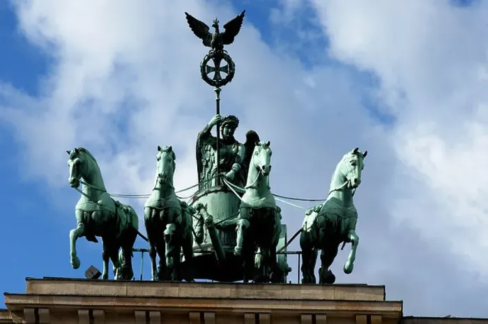 Framed Print : Berlin the sculpture of Victory in her four horse chariot on top of the Brandenburger Tor Framed Print : Berlin the sculpture of Victory in her four horse chariot on top of the Brandenburger Tor