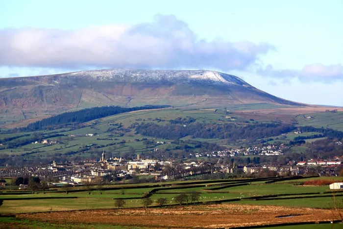 Framed Print : The 'Big End' of Pendle Hill with a dusting of snow looks down on the town of Colne, Lancashire Framed Print : The 'Big End' of Pendle Hill with a dusting of snow looks down on the town of Colne, Lancashire