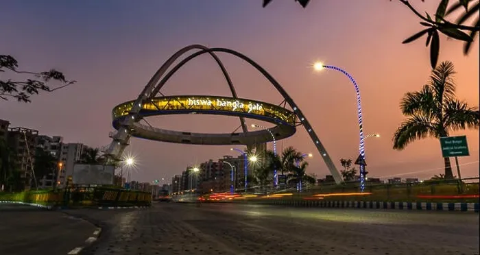 Framed Print : Biswa Bangla gate or Kolkata Gate at New Town on the main arterial road, Kolkata, India Framed Print : Biswa Bangla gate or Kolkata Gate at New Town on the main arterial road, Kolkata, India