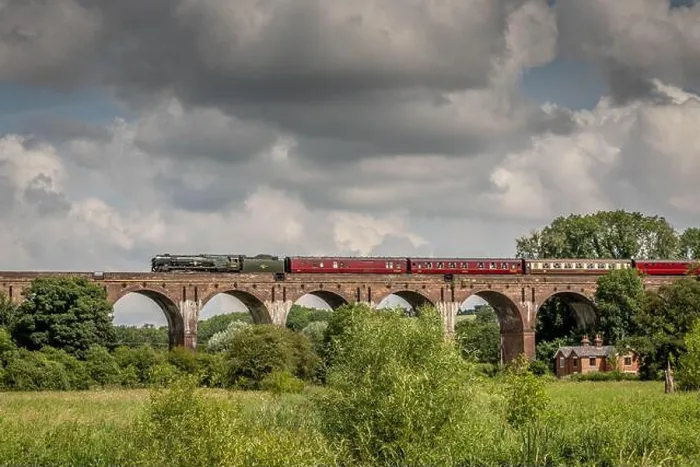 Framed Print : BR MN class 4-6-2 No. 35018 British India Line crosses Hurstbourne Priors viaduct, Hampshire Framed Print : BR MN class 4-6-2 No. 35018 British India Line crosses Hurstbourne Priors viaduct, Hampshire